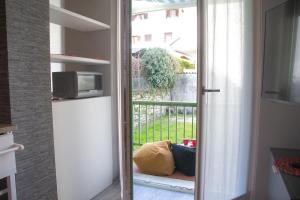eine Küche mit einer Tür und einem Balkon in der Unterkunft Casa Dante - WelcHome in Stresa