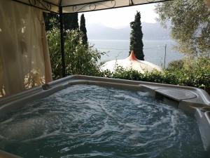 a jacuzzi tub with a view of the ocean at Residence Gardasee 2 in Torri del Benaco