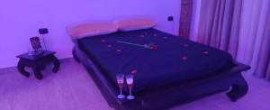 purpurowa sypialnia z łóżkiem i 2 kapciami w obiekcie B&B L'Altro Anfiteatro Camera suite w mieście Santa Maria Capua Vetere +10 zdjęć