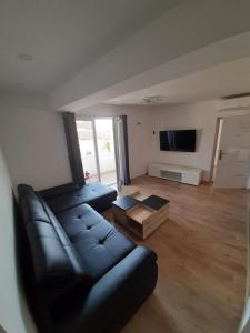 Televízia a/alebo spoločenská miestnosť v ubytovaní Penthaus Apartment N&M