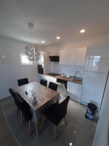 Kuchyňa alebo kuchynka v ubytovaní Penthaus Apartment N&M