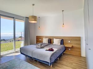 - une chambre avec un grand lit et une grande fenêtre dans l'établissement Casa Luz by LovelyStay, à Prazeres