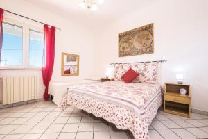 1 dormitorio con cama y ventana en Villa Farniente San Gregorio, en Morciano di Leuca