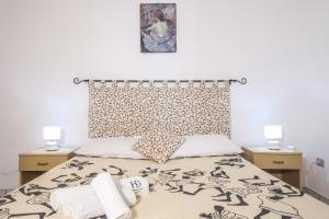 1 dormitorio con 1 cama y 2 mesitas de noche en Villa Farniente San Gregorio, en Morciano di Leuca