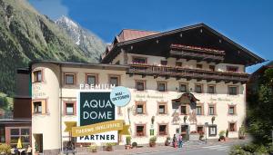un grande edificio con un cartello di fronte di Hotel Zum Hirschen a Längenfeld