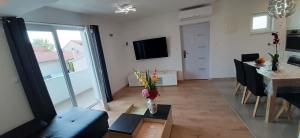 Televízia a/alebo spoločenská miestnosť v ubytovaní Penthaus Apartment N&M