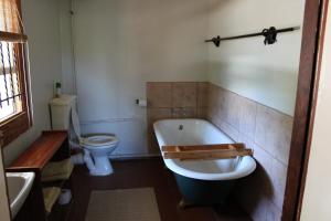 Baðherbergi á Trackers Inn