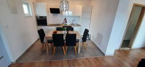 Televízia a/alebo spoločenská miestnosť v ubytovaní Penthaus Apartment N&M
