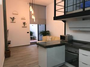 A kitchen or kitchenette at Moderno Loft a 150 metros de la playa