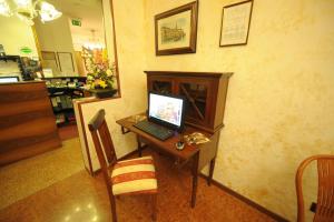 A television and/or entertainment centre at Hotel Mercurio