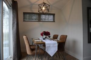 Hollicarrs - Honeycomb Lodge في يورك: غرفة طعام مع طاولة وكراسي