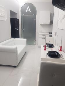 A kitchen or kitchenette at Black & White