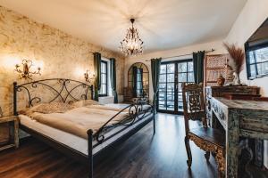 Postel nebo postele na pokoji v ubytování Resort Mlýn Černovice