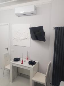 A television and/or entertainment centre at Black & White