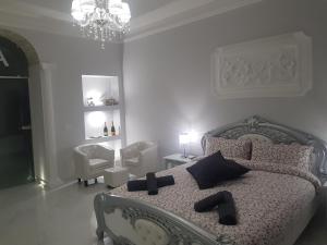 A bed or beds in a room at Black & White