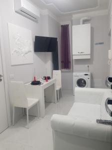 A kitchen or kitchenette at Black & White