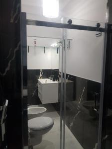 A bathroom at Black & White