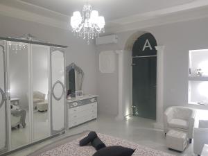 A bathroom at Black & White