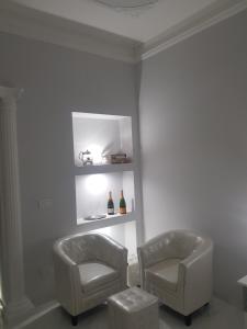 A seating area at Black & White