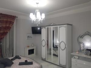 A television and/or entertainment centre at Black & White
