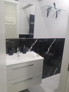 A bathroom at Black & White
