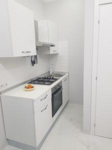 A kitchen or kitchenette at Black & White