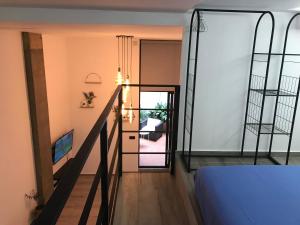 um quarto com uma escada que leva a um quarto com uma cama em Moderno Loft a 150 metros de la playa em Santa Pola