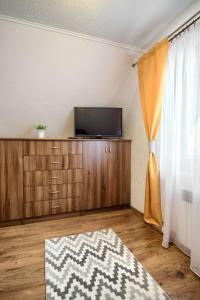 Telewizja i/lub zestaw kina domowego w obiekcie Dom wypoczynkowy u Ciwersa z balią w ogrodzie