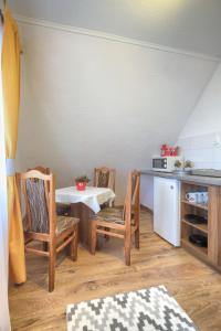 Kuchnia lub aneks kuchenny w obiekcie Dom wypoczynkowy u Ciwersa z balią w ogrodzie
