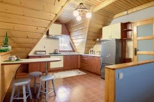 a kitchen with a counter and stools in a cabin at Rodzinny Dom Wypoczynkowy u Ciwersa in Białka Tatrzańska