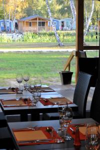 En restaurant eller et spisested på Mobil Home XXL2 4 chambres - Camping Bordeaux Lac