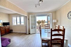 - un salon avec une table et une salle à manger dans l'établissement Appartement confortable en front de mer pour 5 personnes, à Valras-Plage