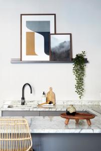encimera de cocina con 2 cuadros y lavamanos en Contemporary Studio - minutes from Angel Tube St. en Londres