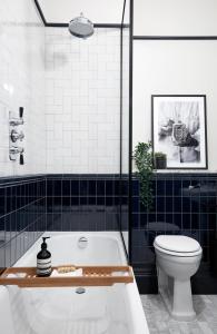 een badkamer met een bad en een toilet bij Contemporary Studio - minutes from Angel Tube St. in Londen