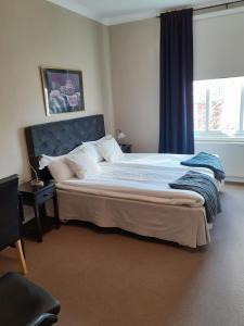Кровать или кровати в номере Hotell S:t Olof