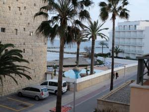 - une vue sur une rue bordée de palmiers et un bâtiment dans l'établissement BonaMar I - 2A, à Son Servera