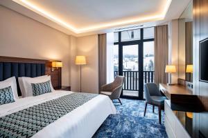 Postel nebo postele na pokoji v ubytování Ambassadori Goderdzi Hotel