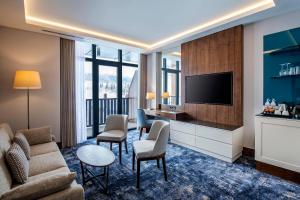 TV a/nebo společenská místnost v ubytování Ambassadori Goderdzi Hotel