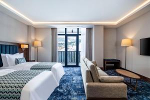 Postel nebo postele na pokoji v ubytování Ambassadori Goderdzi Hotel