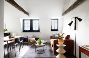 een woonkamer met een bank en een tafel bij Cosy Loft Apartment - minutes from Angel Tube St. in Londen