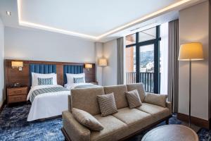 Postel nebo postele na pokoji v ubytování Ambassadori Goderdzi Hotel