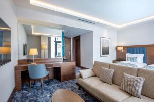 Postel nebo postele na pokoji v ubytování Ambassadori Goderdzi Hotel