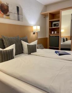Säng eller sängar i ett rum på Hotel Bettina garni