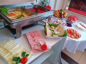 a buffet with different types of food on a table at Hotel Canaã Express in Jarinu