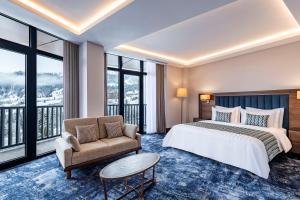 Postel nebo postele na pokoji v ubytování Ambassadori Goderdzi Hotel