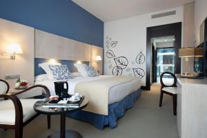 Una habitación de hotel con una cama, una mesa y sillas. en Hotel Nuevo Boston, en Madrid