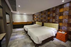 
a hotel room with a large bed and a large mirror at 3 Door Hotel in Tainan

