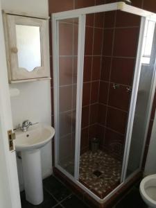 La salle de bains est pourvue d'une douche et d'un lavabo. dans l'établissement Seaside Retreat Unit 2, à Durban