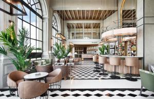 Um restaurante ou outro lugar para comer em Vincci Ponte de Ferro