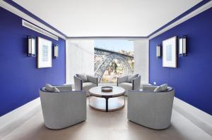a room with chairs and a table and the eiffel tower at Vincci Ponte de Ferro in Vila Nova de Gaia +49 photos